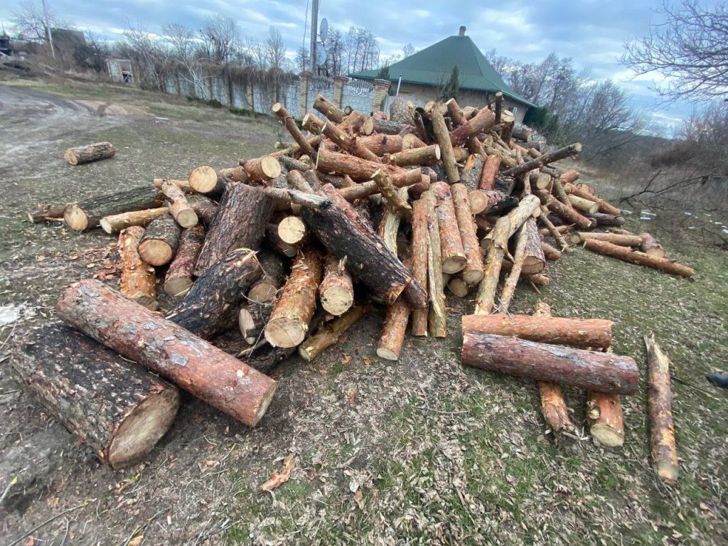 Жителям села Щурове передали дрова (фото)