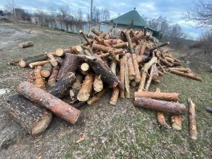 Жителям села Щурове передали дрова (фото)