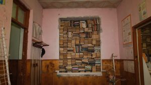 Замість вікон — книжки. Як у Лимані працює єдина вціліла бібліотека