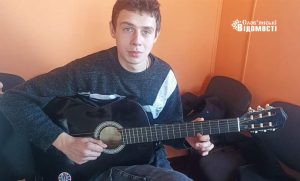 У трьох деокупованих пунктах Донеччини дітей навчатимуть грі на гітарі