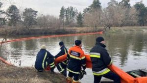 Внаслідок влучання в базу ГСМ у Харкові нафтопродукти потрапили у ріки, але все під контролем