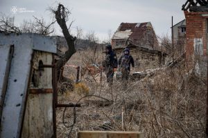 Богородичне: Піротехніки ДСНС очищають селище-привид від “сюрпризів” окупантів
