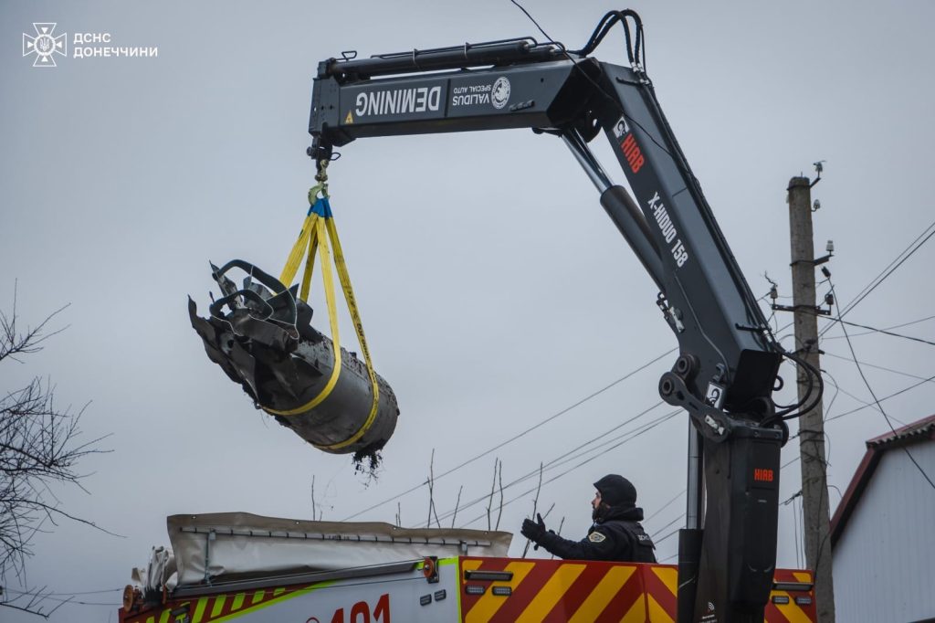 Селидове: світлини з місця вилучення російської півторатонної авіабомби ФАБ-1500 з модулем керування УПМК