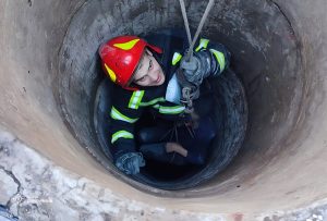 В Лимані рятувальники врятували жінку, яка впала у 8-метровий колодязь. Фото