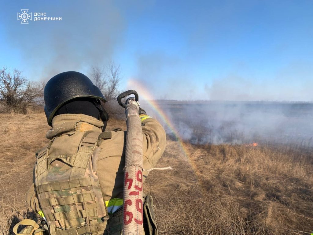 Протягом минулої доби рятувальники ліквідували 9 пожеж сухої трави, 1 з яких виникла внаслідок ворожого обстрілу