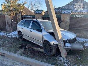 Нетверезий водій “перескочив” бордюр та “влетів” в опору ЛЕМ