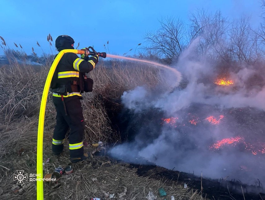За минулу добу на Донеччині сталося 19 пожеж, 2 з яких виникли внаслідок обстрілів