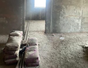 У Слов’янську в зруйнованій обстрілом багатоповерхівці почали внутнішні роботи (фото)