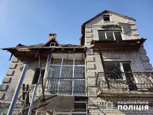 Поліцейські документують наслідки російського обстрілу Миколаївки