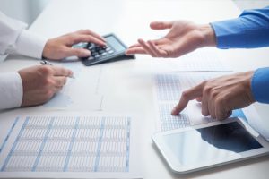 В Україні підвищать військовий збір та акцизи: для кого виростуть податки