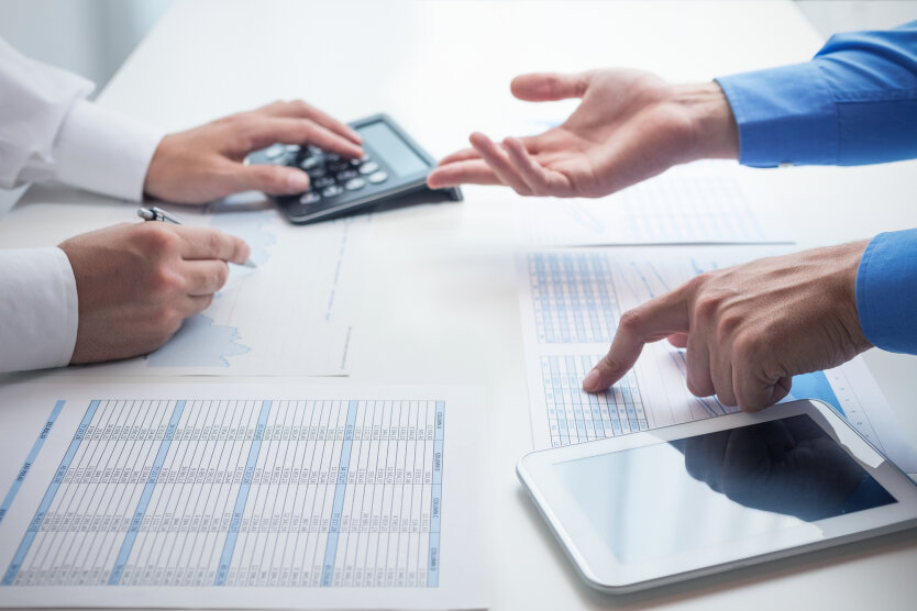 В Україні підвищать військовий збір та акцизи: для кого виростуть податки