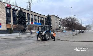 У центрі Слов’янська ведеться ямковий ремонт доріг (фотофакт)