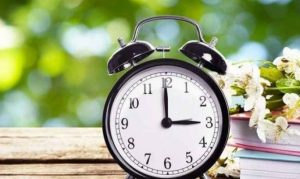 Коли переводять годинник на літній час 2024 року: в який бік крутити стрілки