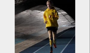 Дівчинка, яка втратила ноги під час обстрілу вокзалу в Краматорську, візьме участь у Бостонському марафоні