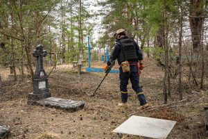 Напередодні Великодніх свят піротехніки ДСНС обстежують кладовища Донеччини
