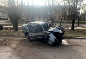 В Краматорську сталося ДТП: автомобіль виїхав за межі проїзної частини та наїхав на дерево