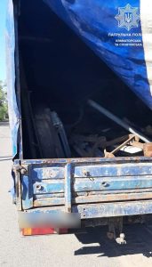 Патрульні виявили водія, який не маючи права керування, перевозив метал невідомого походження