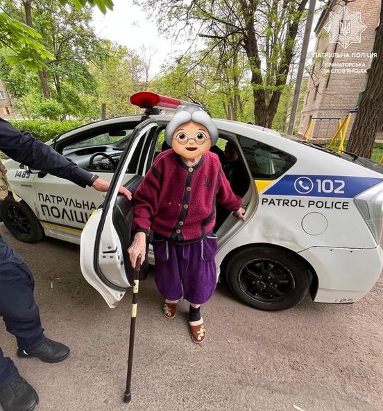 Патрульні повернули додому літню жінку, яка загубилася