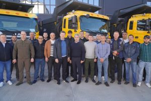 Слов’янська громада отримала новий самоскид для збору завалів після російських обстрілів