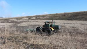 Фермери з Донеччини можуть безкоштовно перевірити землю на токсичність після обстрілів: куди звертатися