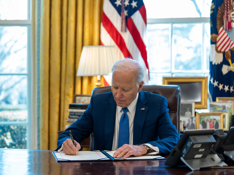 Байден подписал законопроект о помощи Украине
