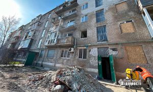 Як іде відбудова постраждалої власлідок обстрілу багатоповерхівки на вул Поштова, 12 у Слов’янську. Фоторепортаж