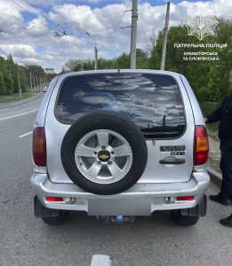 Патрульні виявили ознаки підробки у документах у зупиненого водія Chevrolet Niva в Краматорську
