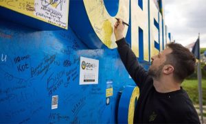 Без дозволу. Перефарбування стели на в’їзді у Донецьку область: як це пояснюють активісти і що думають військові