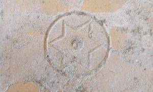 Сторічну плитку зі Слов’янська виявили під час демонтажу старої підлоги на Волині