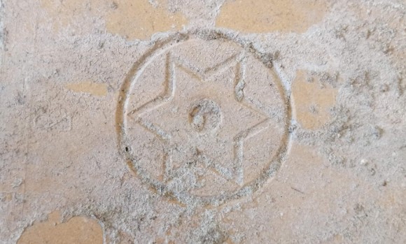 Сторічну плитку зі Слов’янська виявили під час демонтажу старої підлоги на Волині