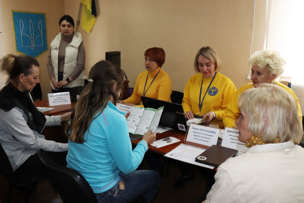 Робота є: Донецька служба зайнятості допомогла тисячам людей знайти роботу