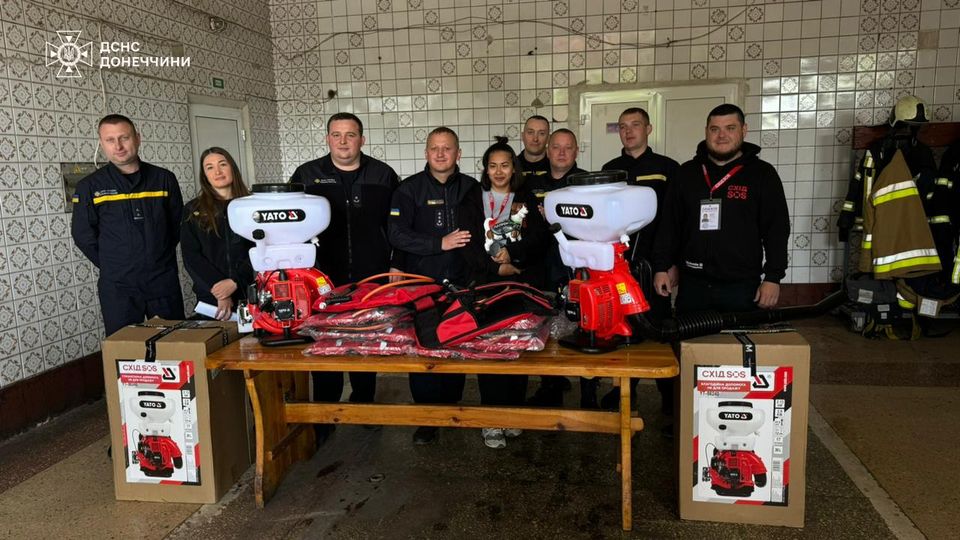 Благодійники передали рятувальникам Донеччини пожежне обладнання