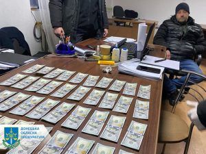 Судитимуть підприємця, котрий за хабар у 4000 доларів США намагався повернути вилучений алкогольний фальсифікат