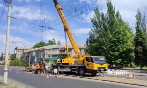 По вулиці Центральна у Слов’янську приводять до ладу розділову смугу (фотофакт)