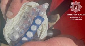 Патрульні виявили у чоловіка, ймовірно, наркотичні речовини