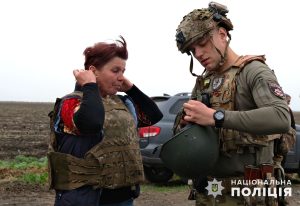 До лінії фронту менше кілометра. “Білі янголи” евакуювали мешканців з Новоолександрівки Очеретинської громади. Відео, фото