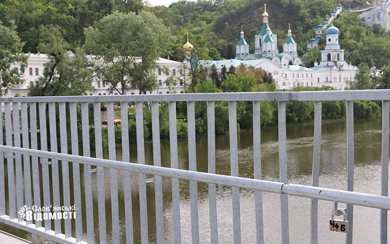 На Святогірському мосту з’явились перші «замочки кохання» (фото)
