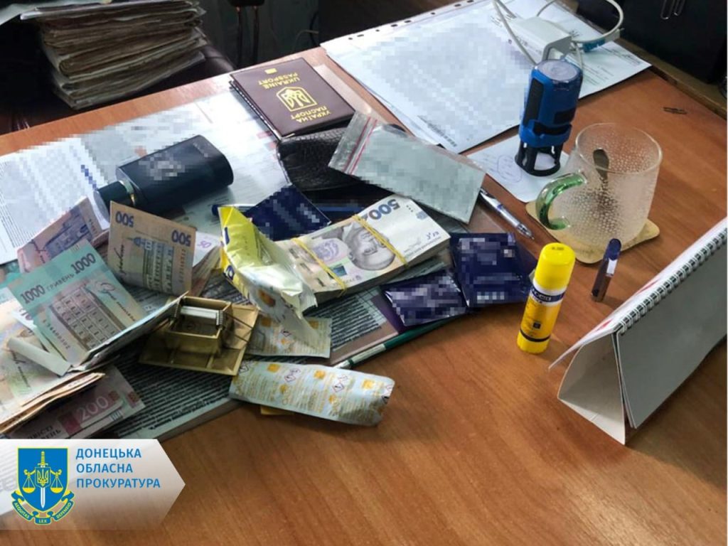 На одержанні хабаря у розмірі 1 000 доларів США викрито голову ВЛК у Добропіллі