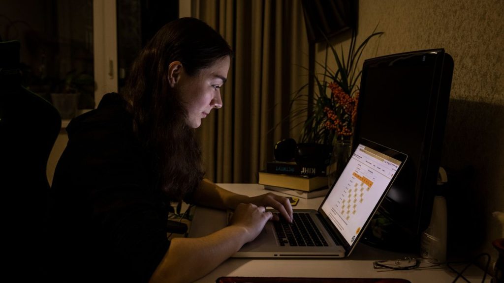 ДТЭК опубликовал графики отключений света: где посмотреть и как разобраться с таблицами