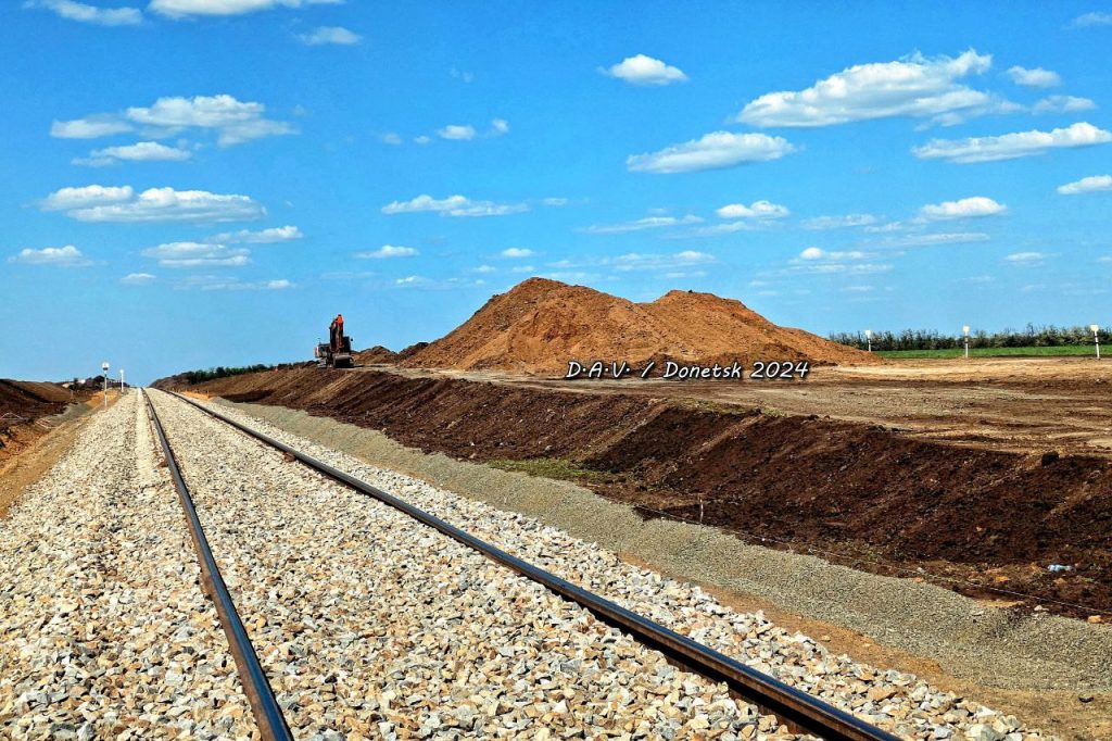 У Донецьку показали залізницю, яку окупанти тягнуть з Ростовської області до Криму