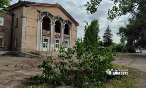 Болота не буде? Міськводоканал відкачав воду з ями біля будинку культури, тепер там стирчать дерева (фотофакт)