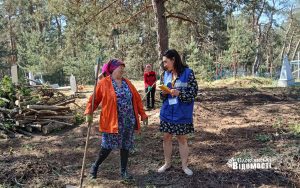 «Два роки без нагляду»: в смт Олександрівка влаштували толоку на цвинтарі