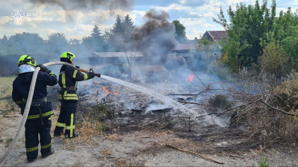 15 пожеж ліквідували рятувальники Донеччини протягом минулої доби, 8 з яких виникли внаслідок ворожих обстрілів
