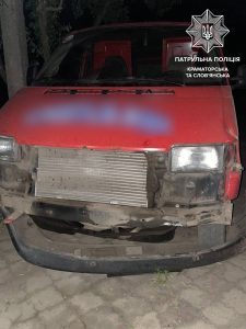 Патрульні розшукали водійку, яка в’їхала в чужий паркан та зникла з місця ДТП