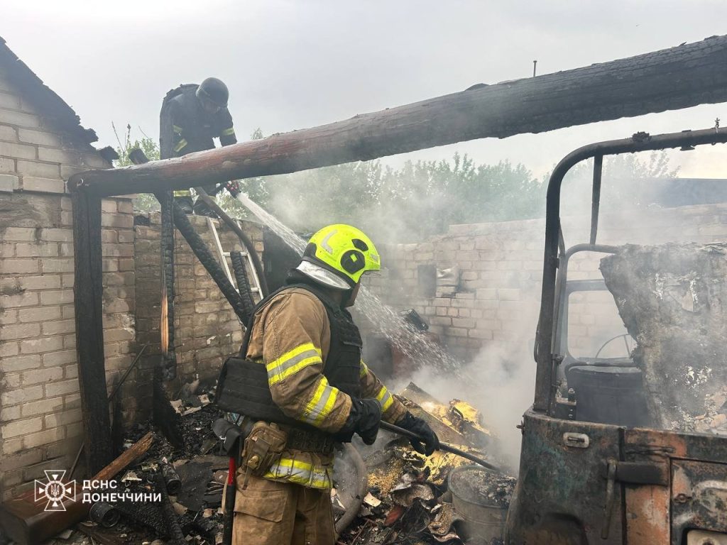 Лиманщина: рятувальники борються з наслідками ворожих обстрілів