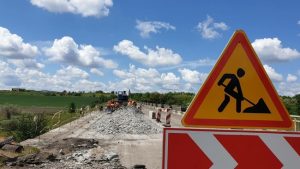 Ремонт доріг неподалік лінії фронту: на Донеччині збираються класти асфальт за 10 мільйонів