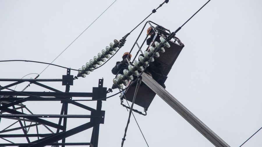 Через ворожі обстріли енергетичної інфраструктури підвищено тарифи на електроспоживання