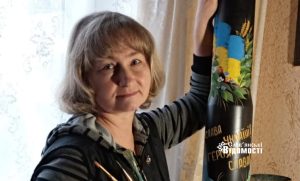 «Хочу розписувати вази, але час диктує свої правила»: жителька Слов’янська прикрашає гільзи від снарядів