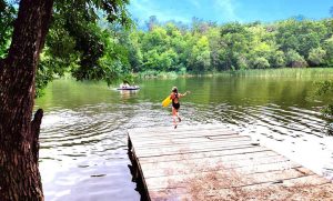 Ліс, прісна вода, чудовий відпочинок — все це про лісне озеро у Соболівському лісі (фоторепортаж)