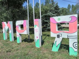 У Слов’янську оновили «візитівку» скверу «Мрія»: до розпису назви долучилися діти (фото)